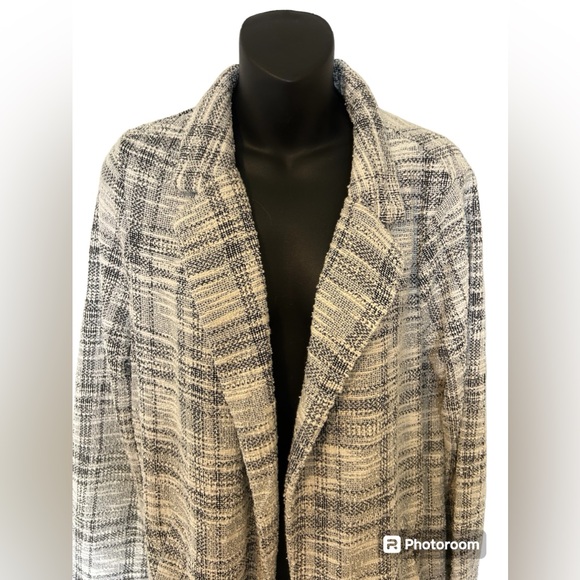 Melody’s black and white sweater cardigan - Picture 5 of 8